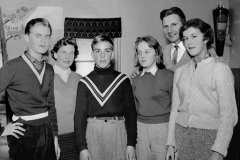 Sven-Olof Pettersson, Mikael Malmén, Margot Eriksson
Karin Forsgren och Mora Nisse i bakgrunden